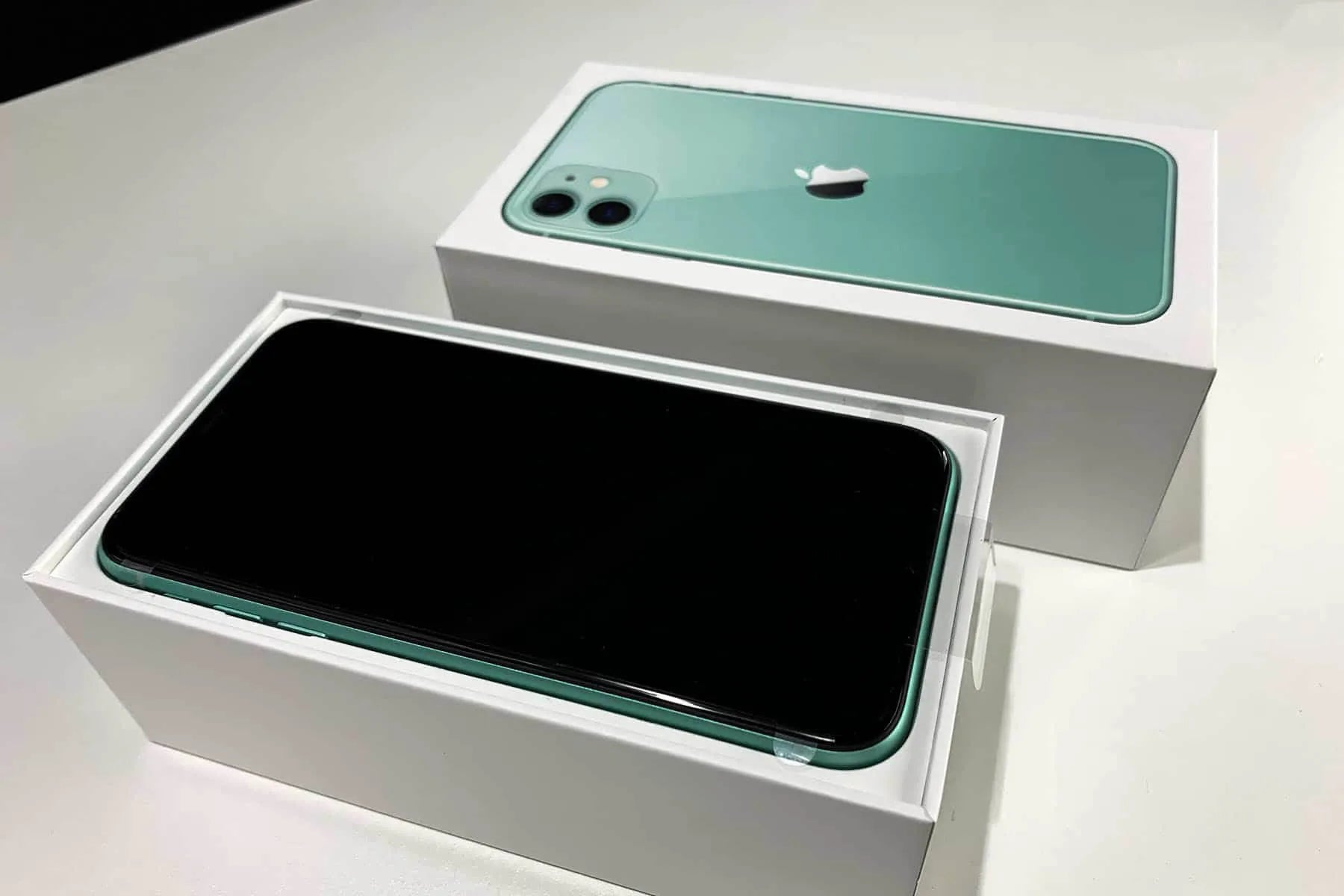 Apple iPhone 11 - 64/128/256GB Mobile with Liquid Retina IPS LCD, Face ID, A13 Chip